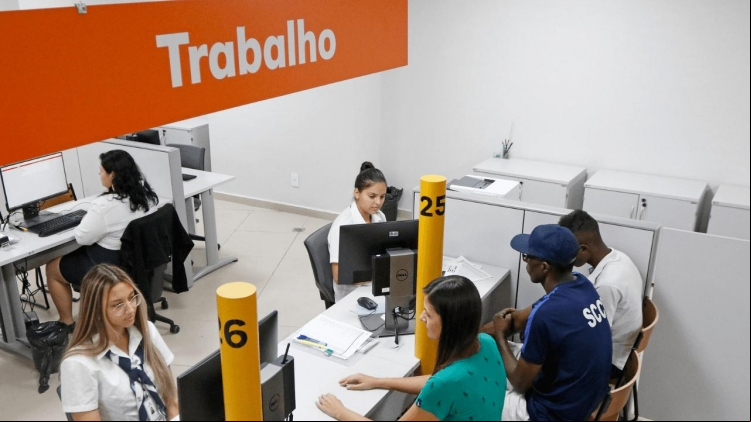 Candidatos participam de processo seletivo na Secretaria de Trabalho e Emprego de Rio Preto, em busca de uma das 15 vagas oferecidas em parceria com clínica odontológica.