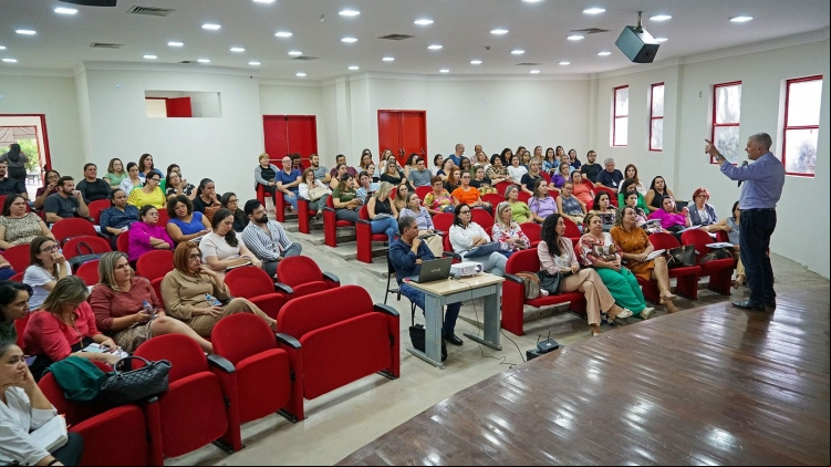 Professor Luiz Carlos Gesqui conduz formação com gestores escolares da rede municipal de São José do Rio Preto, no CIECC, com foco na melhoria dos indicadores educacionais e na qualidade da aprendizagem.
