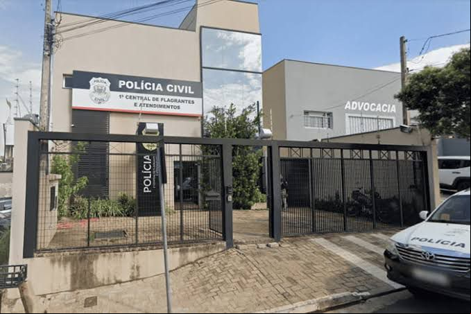 Adolescente de 16 anos foi morto com uma facada entre o abdômen e o tórax por um menor de 13 anos, nas proximidades de uma escola estadual. O crime, motivado por ciúmes, chocou a comunidade. A arma do crime foi descartada em uma mata e ainda não foi localizada. O autor foi apreendido em flagrante.