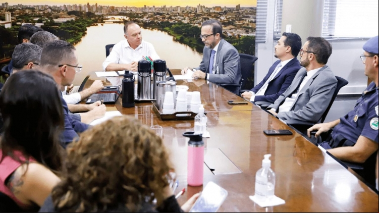 O prefeito de São José do Rio Preto, Coronel Fábio Candido, durante  de documento que formaliza o compromisso da Prefeitura com a ampliação dos serviços de assistência social e a implantação de novos equipamentos públicos, como a primeira creche para idosos da cidade e uma nova unidade de educação infantil