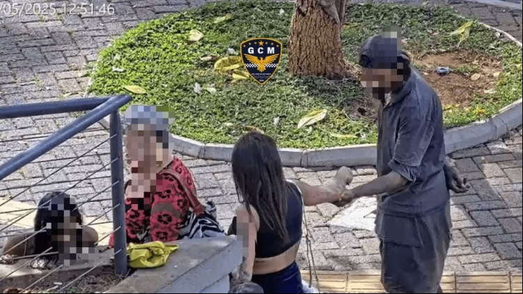 Guardas da GCM durante operação na Praça Dom José Marcondes, onde duas mulheres foram presas por tráfico de drogas com apoio das câmeras de monitoramento.