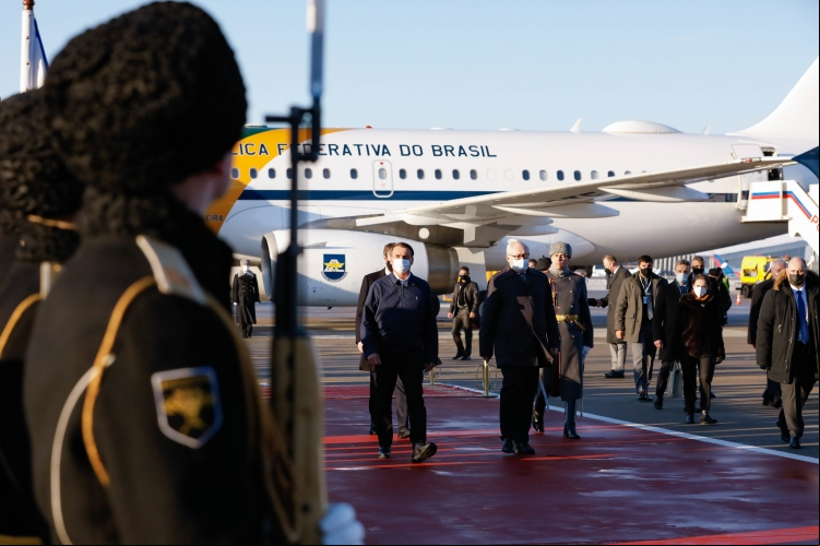 O presidente Jair Bolsonaro (PL) desembarcou em Moscou na manhã desta terça-feira (15) após mais de 15 horas de viagem entre Brasília e a capital russa